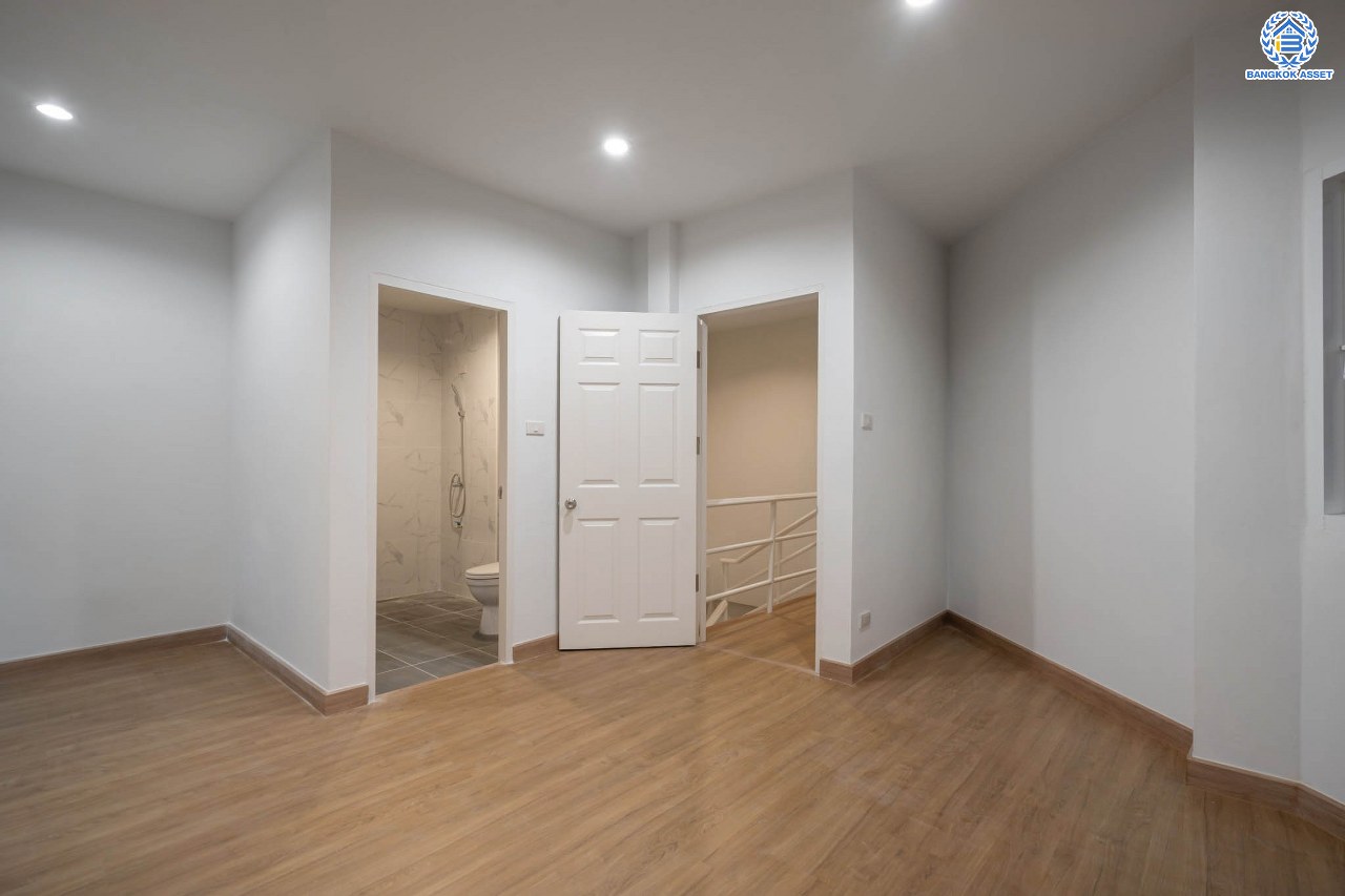 บ้านมือสองตกแต่งใหม่ โครงการ เศรณีลากูน วัดลาดปลาดุก บ้านเดี่ยวหลังมุม ตอบโจทย์ทุกการใช้ชีวิต บนเนื้อที่ 64.9 ตร.ว. พื้นที่ใช้สอยกว่า 186 ตร.ม. ฟังก์ชัน 3 ห้องนอน 3 ห้องน้ำ จอดรถได้ 2 คัน ทำเลเดินทางง่าย สะดวกสบายใกล้ถนนใหญ่ รถไฟฟ้าสายสีม่วง "สถานีคลองบางไผ่" แลจุดขึ้นทางด่วน "กาญจนาภิเษก"